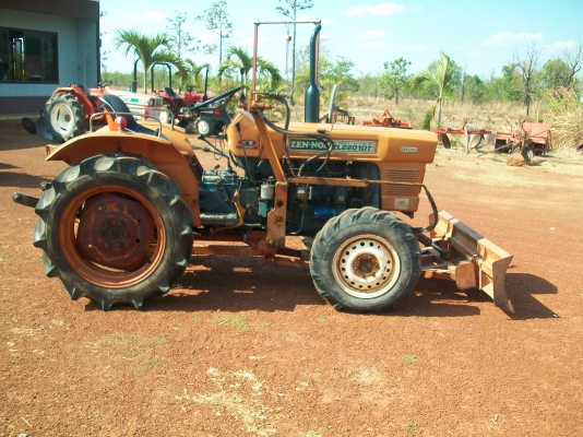 คูโบต้าZL2201dt 4X4พร้อมดันหน้าและกันจมผาน5ทำสีตัวถังใหม่เพื่อความสวยงาม