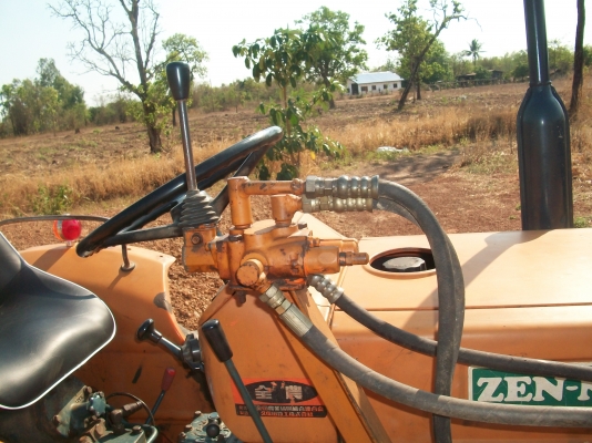 คูโบต้าZL2201dt 4X4พร้อมดันหน้าและกันจมผาน5ทำสีตัวถังใหม่เพื่อความสวยงาม