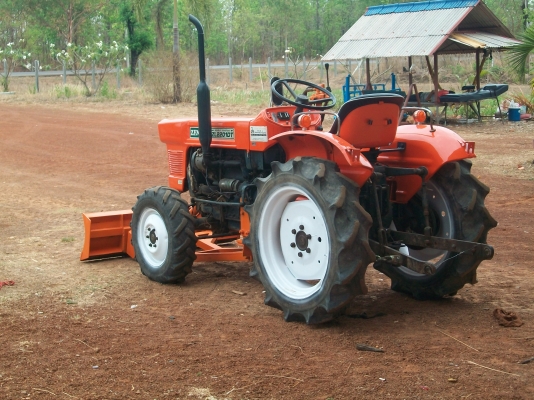 คูโบต้าZL2201dt 4X4พร้อมดันหน้าและกันจมผาน5ทำสีตัวถังใหม่เพื่อความสวยงาม