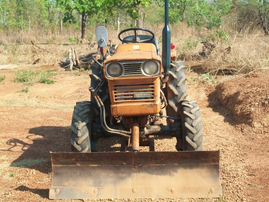 คูโบต้าZL2201dt 4X4พร้อมดันหน้าและกันจมผาน5ทำสีตัวถังใหม่เพื่อความสวยงาม