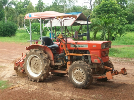 คูโบต้าZL2201dt 4X4พร้อมดันหน้าและกันจมผาน5ทำสีตัวถังใหม่เพื่อความสวยงาม