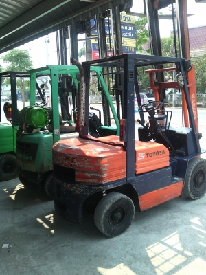 ขายด่วนรถยก TOYOTA รุ่น 5 เครื่องยนต์ดีเซล 2.5 ตัน เสา 3 เมตร เกียร์ธรรมดา