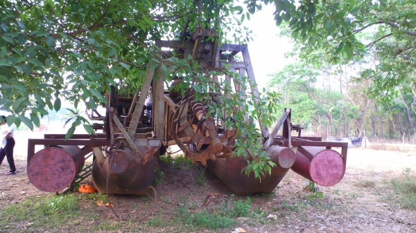 เรือดูดทราย..เครื่องฮีโน่ อีเอฟ ๗๕๐ วี ๘ มีหัวเจาะ ท่อดูด ๑๐ นิ้ว ควบคุมด้วยระบบไฮดรอลิก