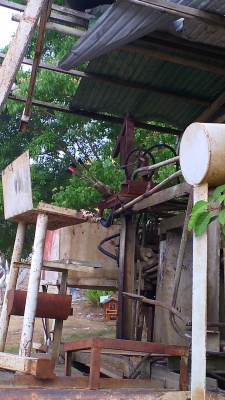 เรือดูดทราย..เครื่องฮีโน่ อีเอฟ ๗๕๐ วี ๘ มีหัวเจาะ ท่อดูด ๑๐ นิ้ว ควบคุมด้วยระบบไฮดรอลิก