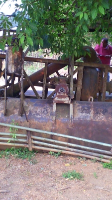 เรือดูดทราย..เครื่องฮีโน่ อีเอฟ ๗๕๐ วี ๘ มีหัวเจาะ ท่อดูด ๑๐ นิ้ว ควบคุมด้วยระบบไฮดรอลิก