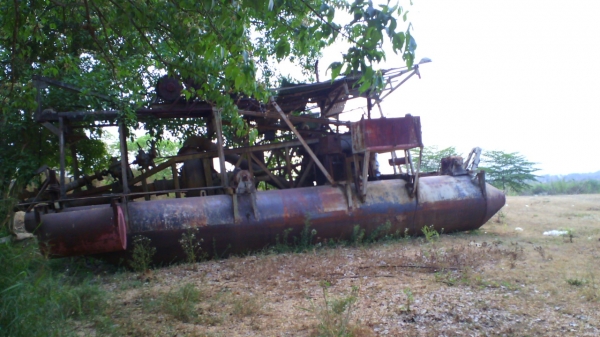 เรือดูดทราย..เครื่องฮีโน่ อีเอฟ ๗๕๐ วี ๘ มีหัวเจาะ ท่อดูด ๑๐ นิ้ว ควบคุมด้วยระบบไฮดรอลิก