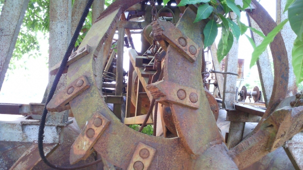 เรือดูดทราย..เครื่องฮีโน่ อีเอฟ ๗๕๐ วี ๘ มีหัวเจาะ ท่อดูด ๑๐ นิ้ว ควบคุมด้วยระบบไฮดรอลิก