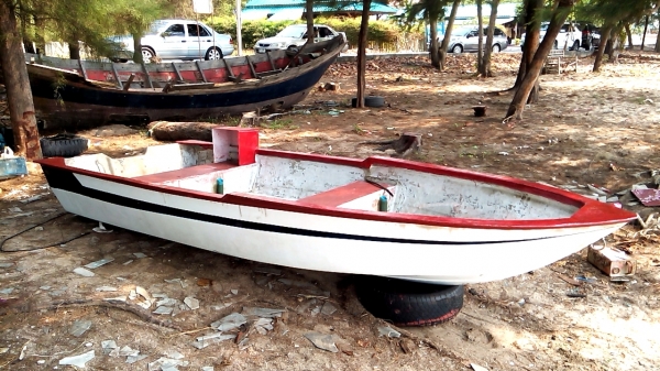 ขายเรือไฟเบอร์ ยาว12ฟุ๊ต พื้นหนา ติดเครื่อง25แรงได้