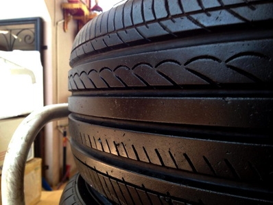 ยางสวยมาก Yokohama 205-65-15 ครบ 4 เส้น 11-12 ตจว ส่งได้ครับ