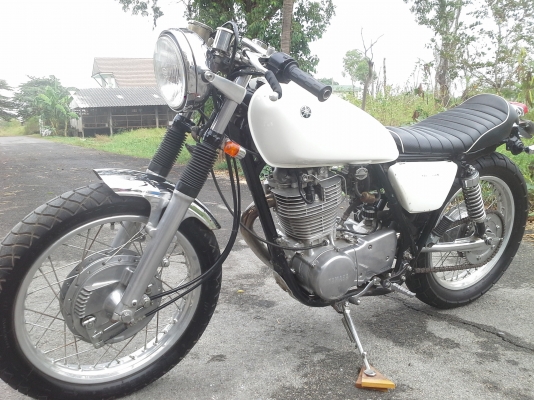 YAMAHA SR400cc.Y95เครื่องดีสตาร์ททีเดียวติดแนวคาเฟ่สวยครับ