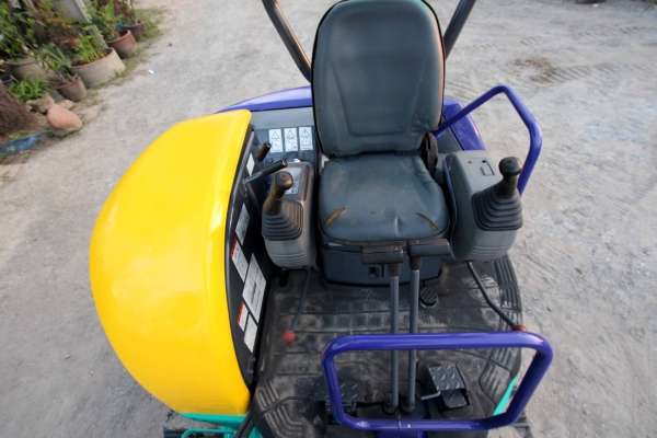 ขายรถแม็คโคร KOMATSU รุ่น PC27MR1(รุ่น9) สวยมาก มี VDO ทดลองขับ ไม่เคยผ่านการใช้งานในไทย ติดต่อ 086-775-7900, 086-324-1992