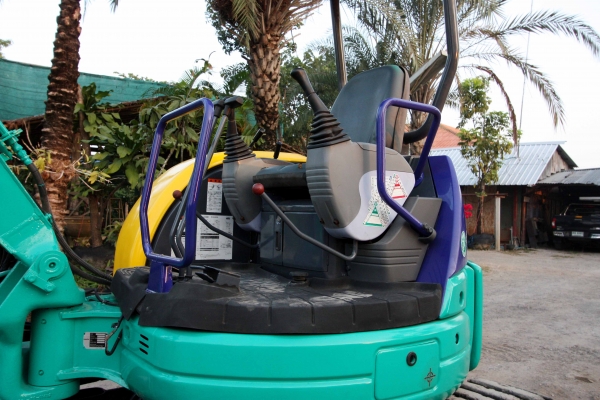 ขายรถแม็คโคร KOMATSU รุ่น PC27MR1(รุ่น9) สวยมาก มี VDO ทดลองขับ ไม่เคยผ่านการใช้งานในไทย ติดต่อ 086-775-7900, 086-324-1992