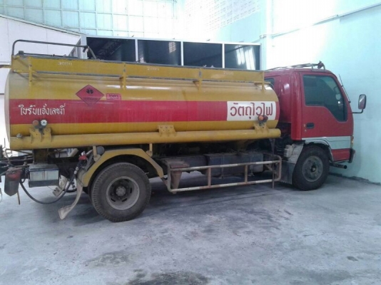 รถอีซูซุ 6 ล้อ บรรทุกน้ำมัน  NPR 120 แรงม้า.  สนใจติดต่อ 081 - 6079515