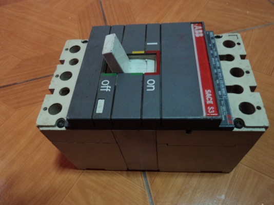 ขายเมนเบรคเกอร์ตัดไฟอัตโนมัต ใช้3เส้นใด้ 2เส้นใด้  ของใหม่แพงมากครับมีทั้งตัวเล็กตัวใหญ่ครับราคาถูกๆ