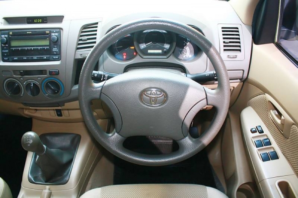 TOYOTA VIGO 2.5 E 4Dr. D4D สีเทา ปี2011