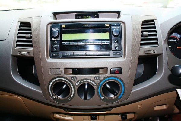 TOYOTA VIGO 2.5 E 4Dr. D4D สีเทา ปี2011