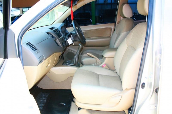 TOYOTA VIGO 2.5 E 4Dr. D4D สีเทา ปี2011