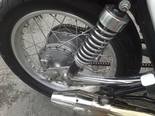 YAMAHA SR400cc.Y95เครื่องดีสตาร์ททีเดียวติดแนวคาเฟ่สวยครับ