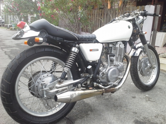 YAMAHA SR400cc.Y95เครื่องดีสตาร์ททีเดียวติดแนวคาเฟ่สวยครับ