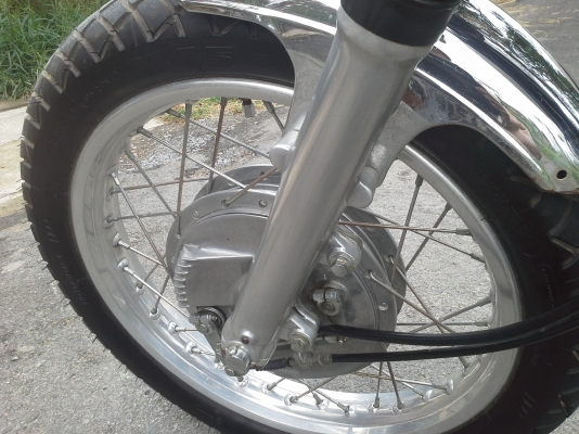 YAMAHA SR400cc.Y95เครื่องดีสตาร์ททีเดียวติดแนวคาเฟ่สวยครับ