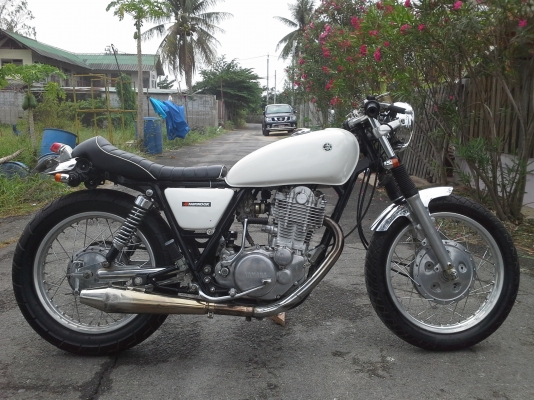 YAMAHA SR400cc.Y95เครื่องดีสตาร์ททีเดียวติดแนวคาเฟ่สวยครับ
