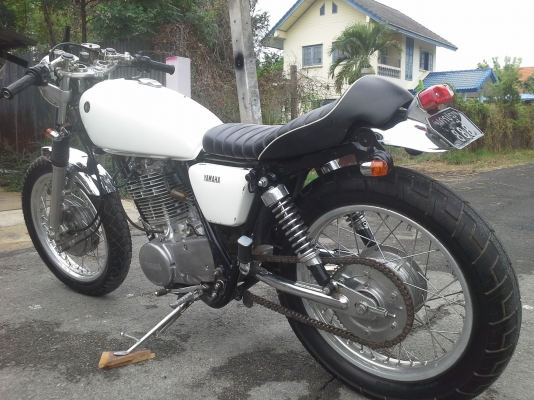 YAMAHA SR400cc.Y95เครื่องดีสตาร์ททีเดียวติดแนวคาเฟ่สวยครับ