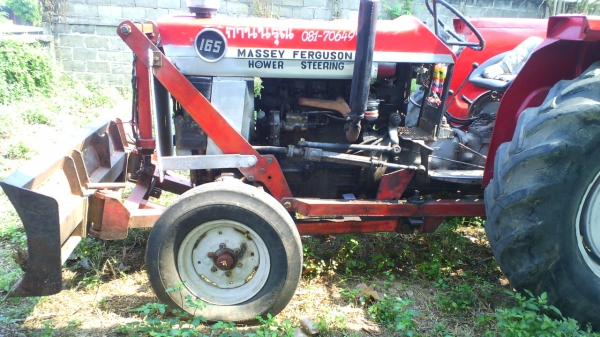 รถไถ แม๊กซี่ 165 อุปกรณ์มี ใบดันหน้า และ ผาน 7