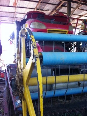 รถเกี่ยวข้าว เกษตรพัฒนา ไวไฟจอมพลัง เครื่อง ๒๒๐ แรง อุ้มข้าวได้ ๒ ตัน