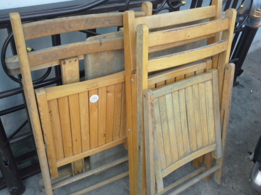 ขายโต๊ะเก้าอี้ไม้พับได้ราคาถูกๆสภาพสมบูรณ์สีไม่ค่อยสวย