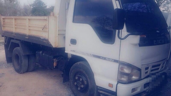 รถอีซูซุ 6 ล้อดั้ม NKR  100 แรงม้า. ปี 49  สนใจติดต่อ 081 - 6079515