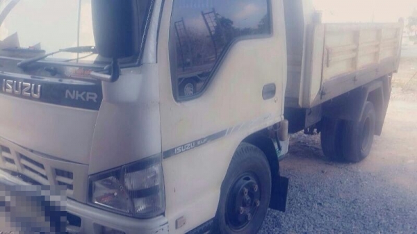 รถอีซูซุ 6 ล้อดั้ม NKR 100 แรงม้า. ปี 49 สนใจติดต่อ 081 - 6079515 รถอีซูซุ 6 ล้อดั้ม NKR 100 แรงม้า. ปี 49 สนใจติดต่อ 081 - 6079515