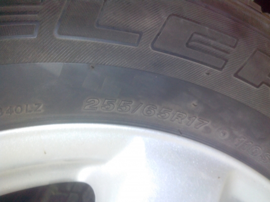 ขายแม็กวีคอสขอบ17พร้อมยางบริสโตน255/65/17ปี13เดือน8