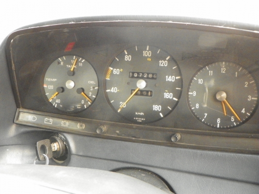 ลดราคาขายถูก BENZ 300D โฉม W123 สภาพดี พร้อมใช้งาน