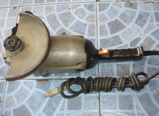 ขายเครื่องเจียรไฟฟ้า ยี่ห้อ makita รุ่น GA7001 ขนาด 7" 2000 วัตต์