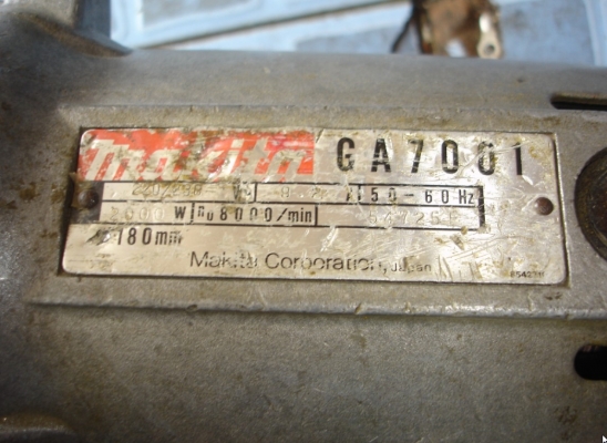 ขายเครื่องเจียรไฟฟ้า ยี่ห้อ makita รุ่น GA7001 ขนาด 7" 2000 วัตต์