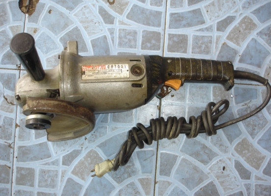 ขายเครื่องเจียรไฟฟ้า ยี่ห้อ makita รุ่น GA7001 ขนาด 7" 2000 วัตต์