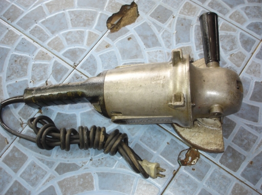 ขายเครื่องเจียรไฟฟ้า ยี่ห้อ makita รุ่น GA7001 ขนาด 7" 2000 วัตต์