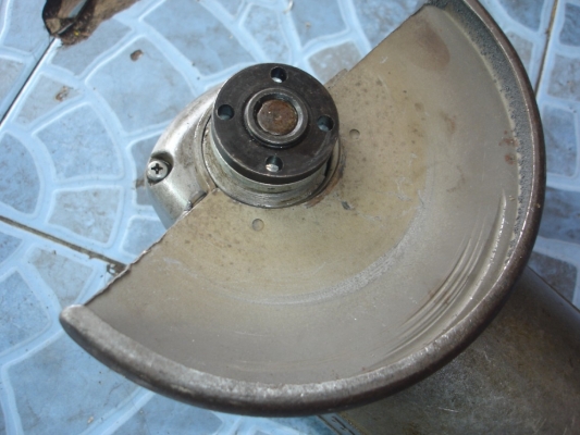 ขายเครื่องเจียรไฟฟ้า ยี่ห้อ makita รุ่น GA7001 ขนาด 7" 2000 วัตต์