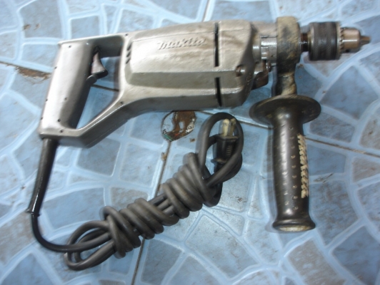 ขายสว่านไฟฟ้าแบบกระแทก ยี่ห้อ makita รุ่น 8416 ขนาด 5/8" 570 วัตต์