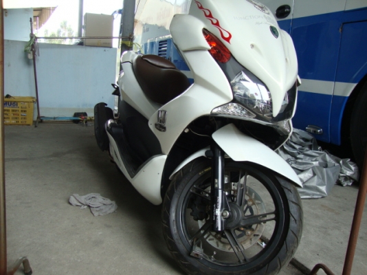 ขาย pcx 125  สีขาว  ราคา 40000.-