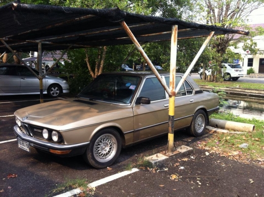 ขาย BMW 525 สีบรอนด์ทอง 50,000 บาทถ้วน