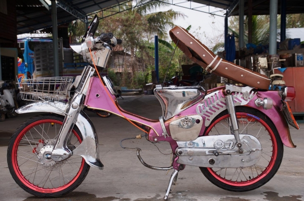 ขายโครงยืนคัน HONDA C 70 M 1 ถังแยก เอกสาร ทะเบียนพร้อมโอน ภาษี พร บ เพิงขาด เมื่อ 56 มีแค้ง เลขเครื่องเดิมให้ด้วย ครับ สภาพสวยเอาไป ยกเครื่องขึ้น ได้เลยครับ แต่งสวย สีเหรือบ ชมพู + ทอง งานเหล็กทั้งคัน ชุบทั้งคัน ล้อสวย ตางดอกเต็ม สภาพโดยรวมตามรูป