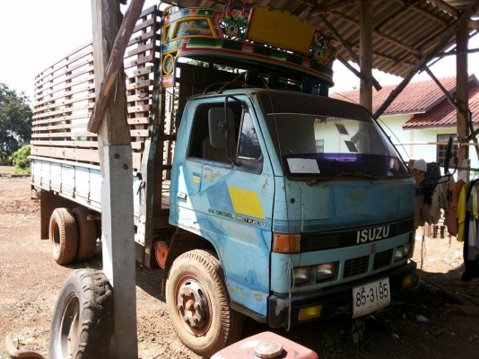 **315,000 บ.ต่อรอง**ขาย6ล้อราคาเบาๆ ISUZU NKR 110HP JAANKR58LK ห้างแท้หูช้าง เกียร์ยาว เครื่อง4BE1 110แรง เครื่องดีติดง่าย แรงดี ช่วงล่าง6น็อตHINO หน้า-หลัง คัสซีสวยเดิมไม่ผุ ไม่ดาม กระบะพื้นไม้คอกไม้ สภาพดีฝาทึบดี ยาง7.50 ดี6เส้น หัวเก๋งสีไม่สวยมีแตกมีลอ
