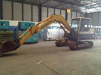 KOMATSU PC60-6 รถขุดพร้อมใช้งาน เก่านอก KOMATSU PC60-6 รถขุดพร้อมใช้งาน เก่านอก