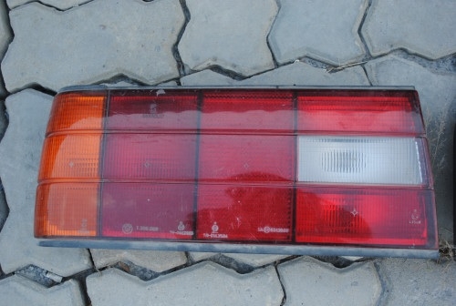 ขายไฟท้ายbmw e30 แท้ สามชั้น 1คู่พร้อมใส่ ราคา2800บาท โทร0875077464โส กทม