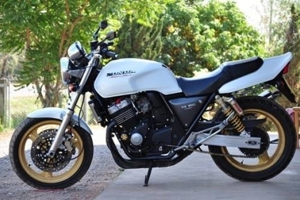 CB400 version S คาวบูไฟฟ้า ปลั๊กแดง สภาพกิ๊บ CB400 version S คาวบูไฟฟ้า ปลั๊กแดง สภาพกิ๊บ