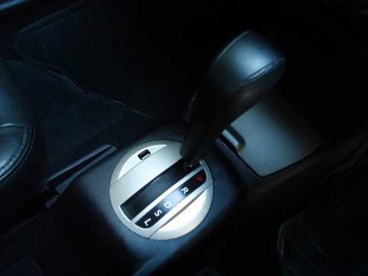 HONDA JAZZ 1.5v V-TEC สีขาว ปี2005