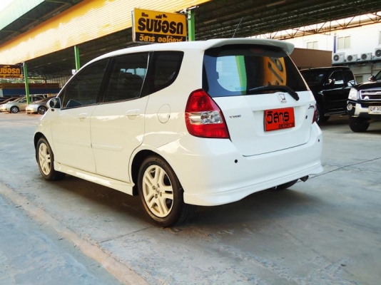 HONDA JAZZ 1.5v V-TEC สีขาว ปี2005