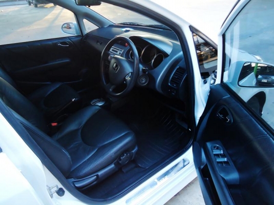 HONDA JAZZ 1.5v V-TEC สีขาว ปี2005