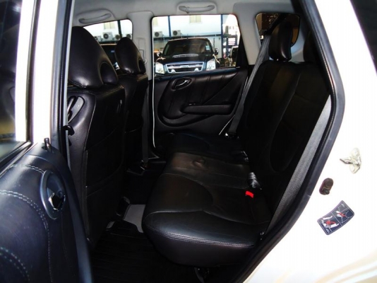 HONDA JAZZ 1.5v V-TEC สีขาว ปี2005
